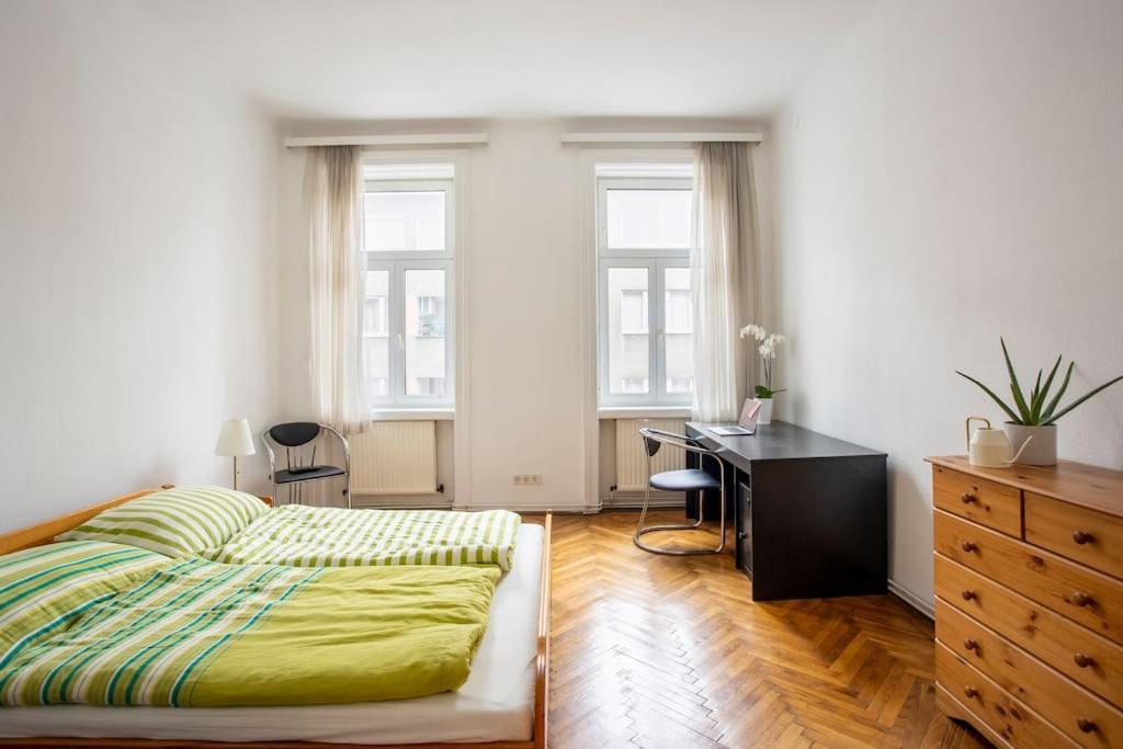 Vintage Living In The Heart Of Vienna. Appartement Wenen